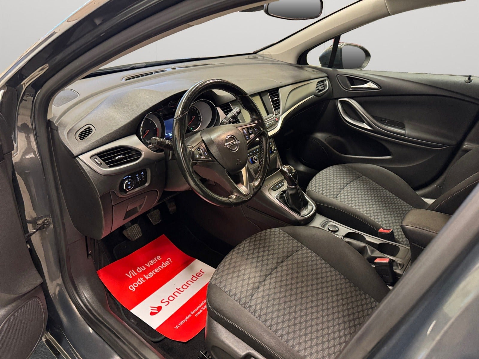 Grå Opel Astra fra 2016