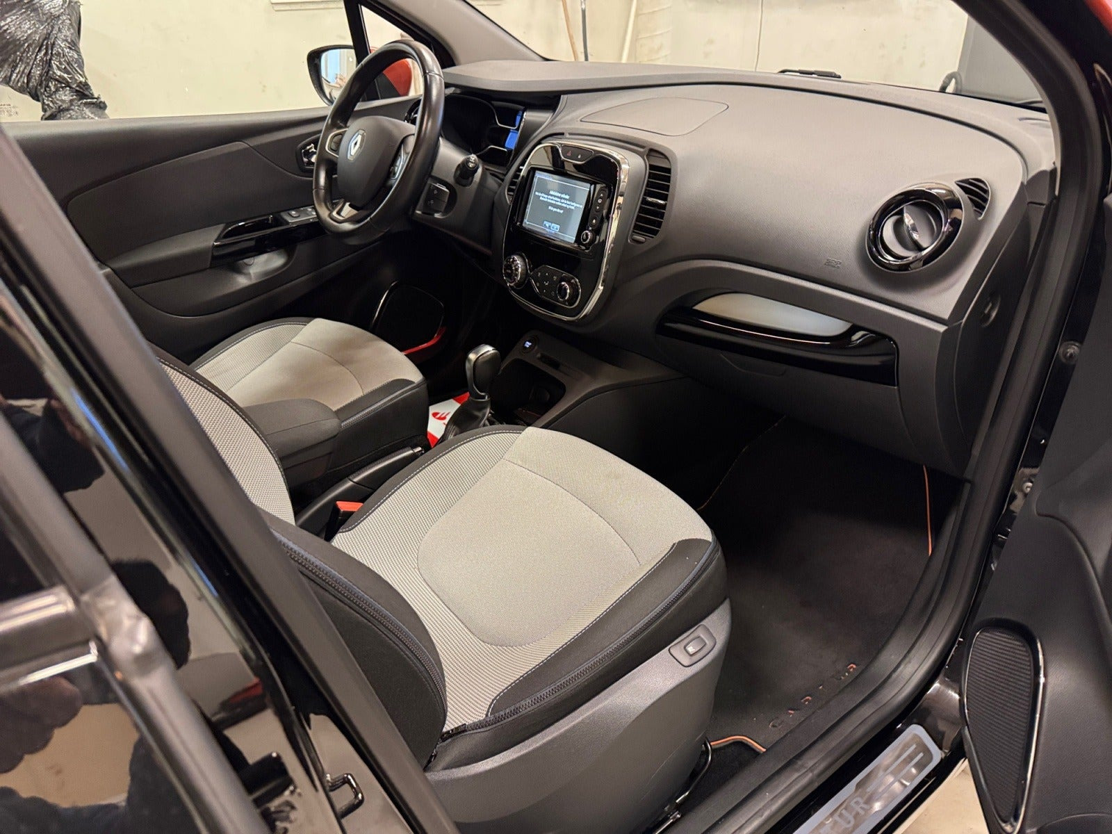 Sort Renault Captur fra 2016