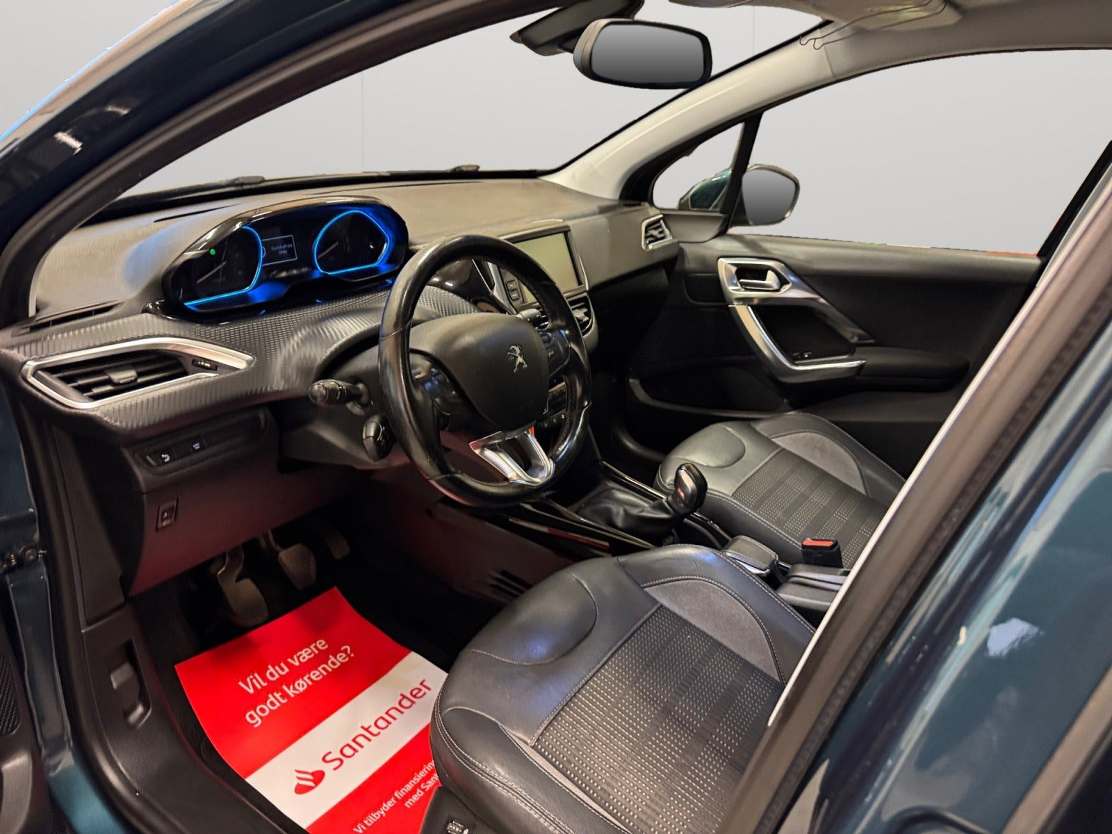 Blå Peugeot 2008 fra 2018