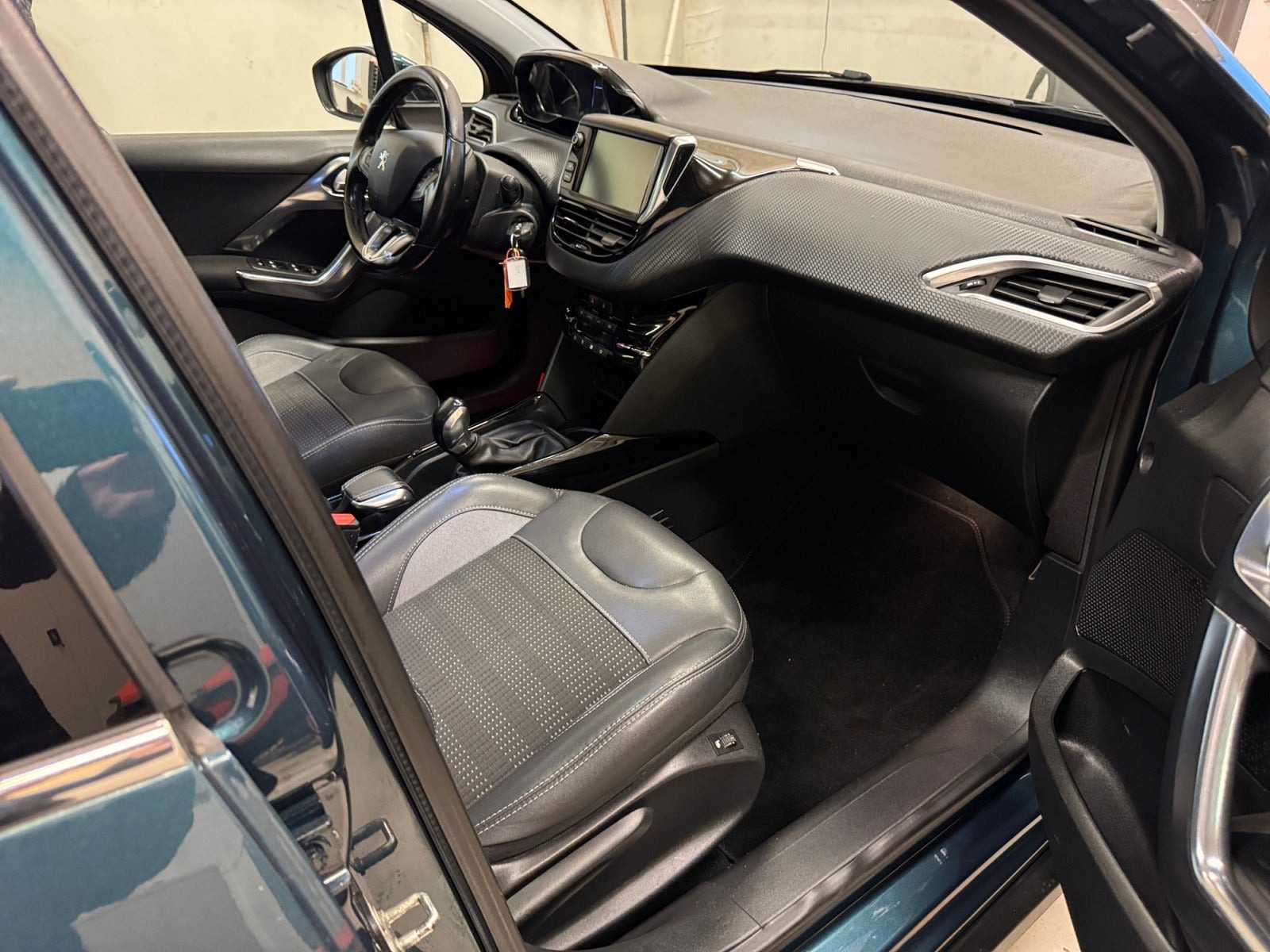 Blå Peugeot 2008 fra 2018