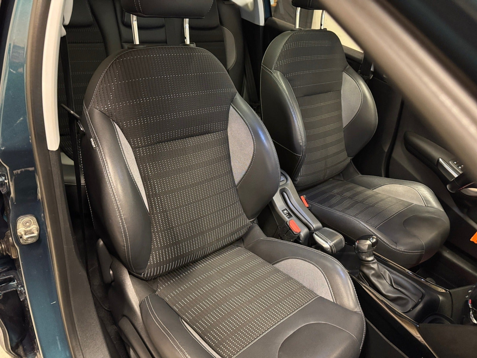 Blå Peugeot 2008 fra 2018