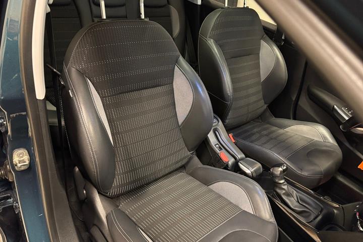 Blå Peugeot 2008 fra 2018
