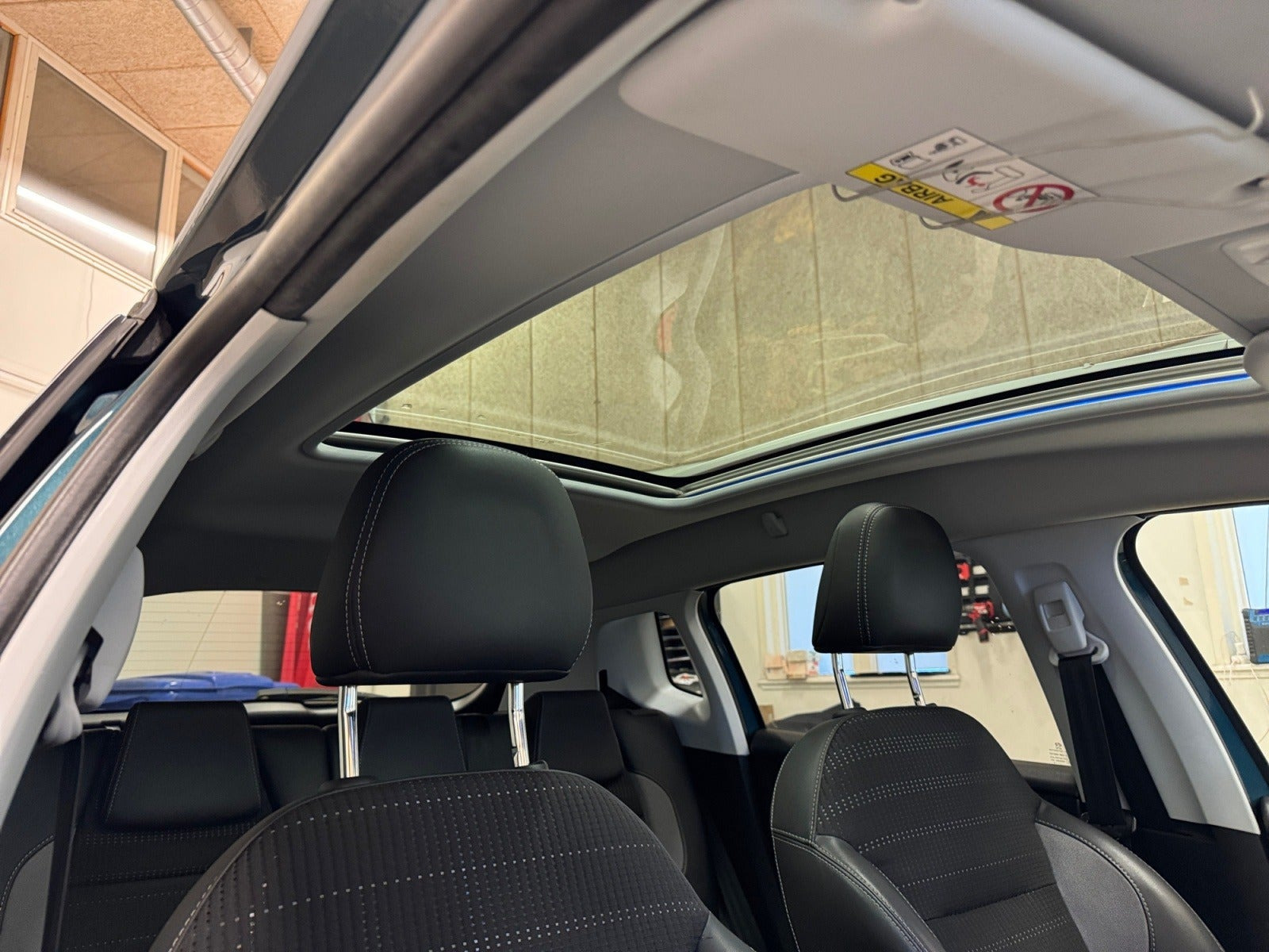Blå Peugeot 2008 fra 2018
