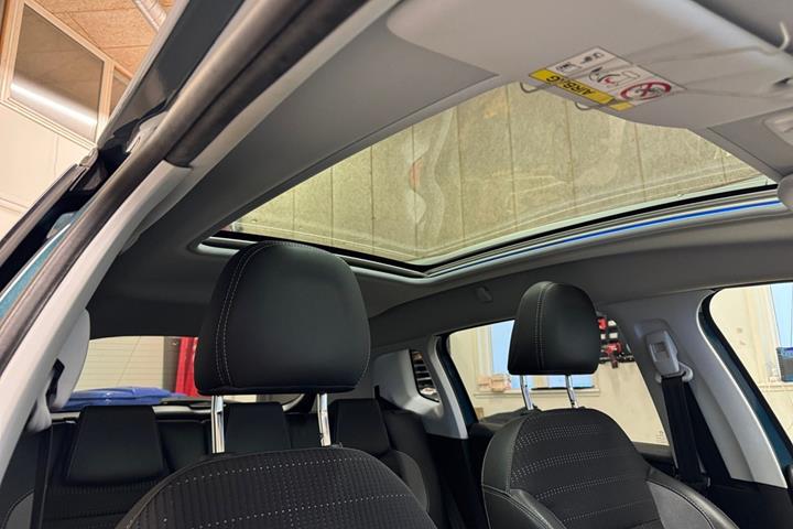 Blå Peugeot 2008 fra 2018