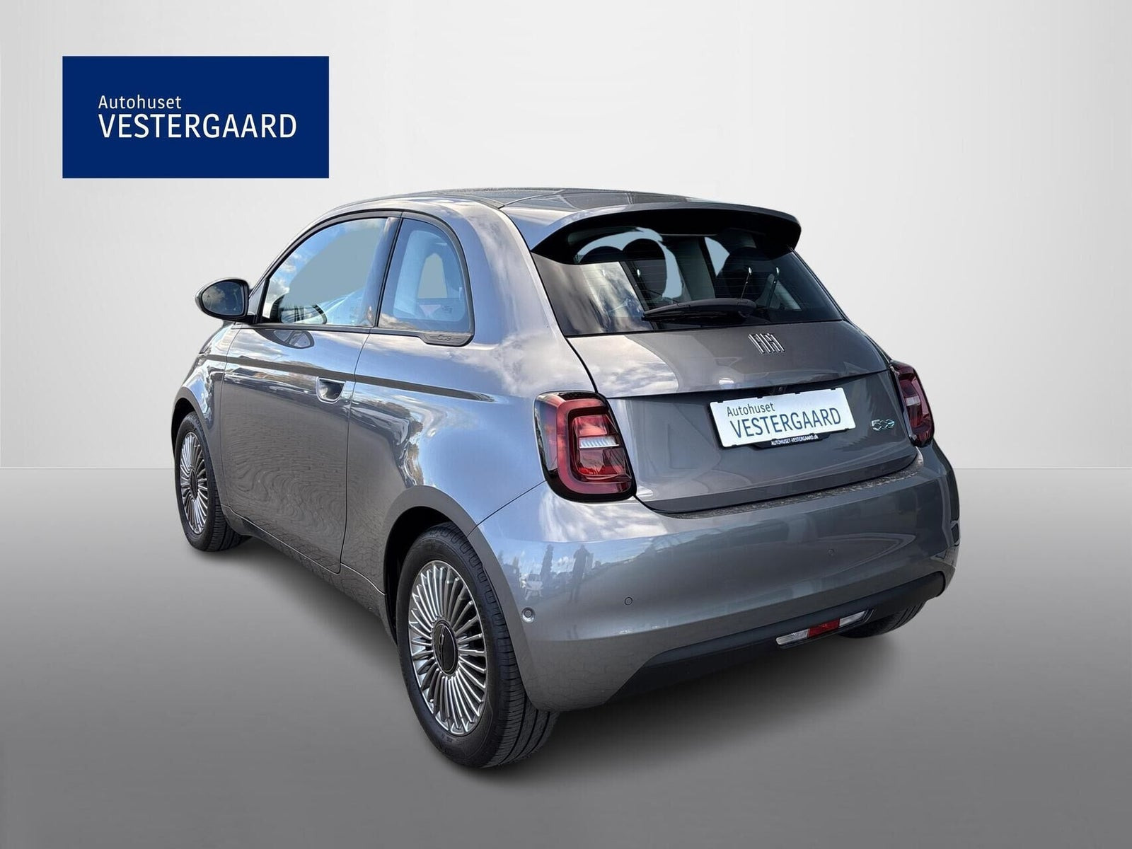 Grå Fiat 500e fra 2023
