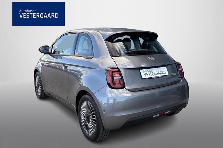 Grå Fiat 500e fra 2023