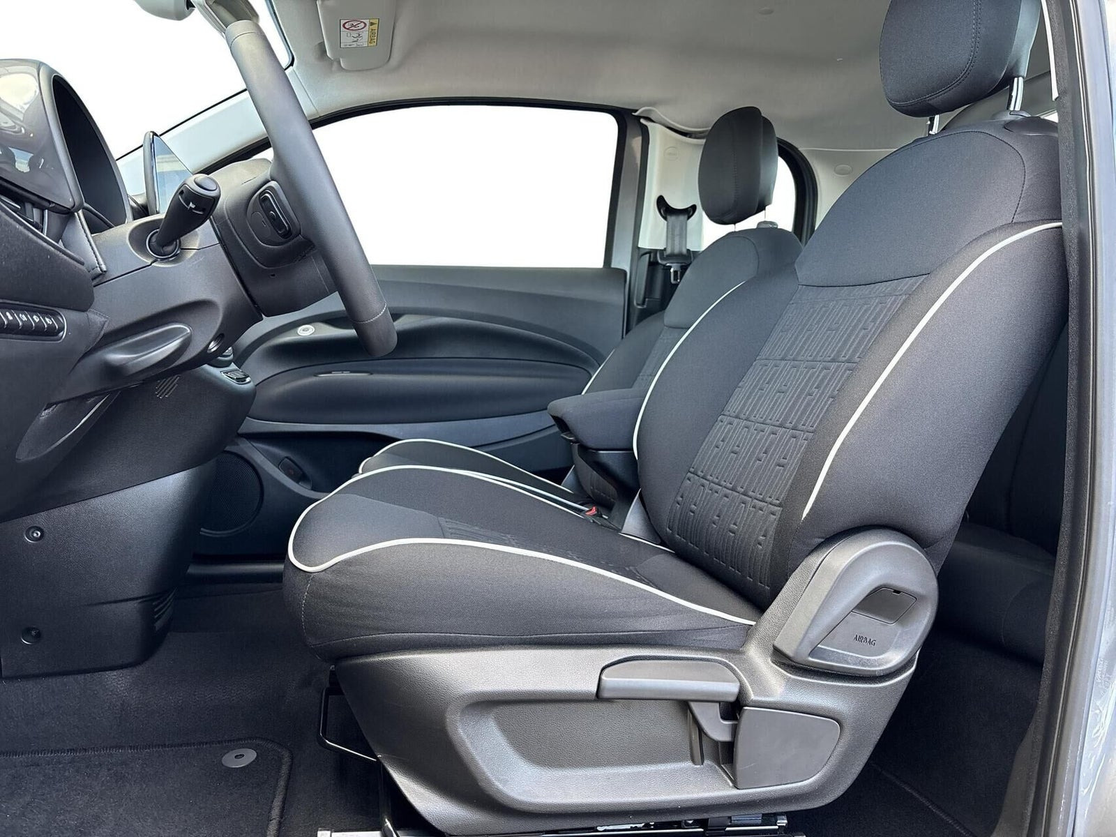 Grå Fiat 500e fra 2023