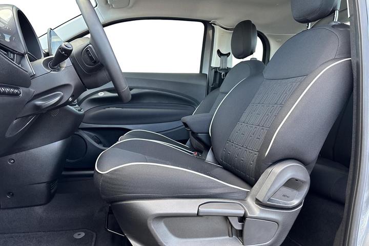 Grå Fiat 500e fra 2023
