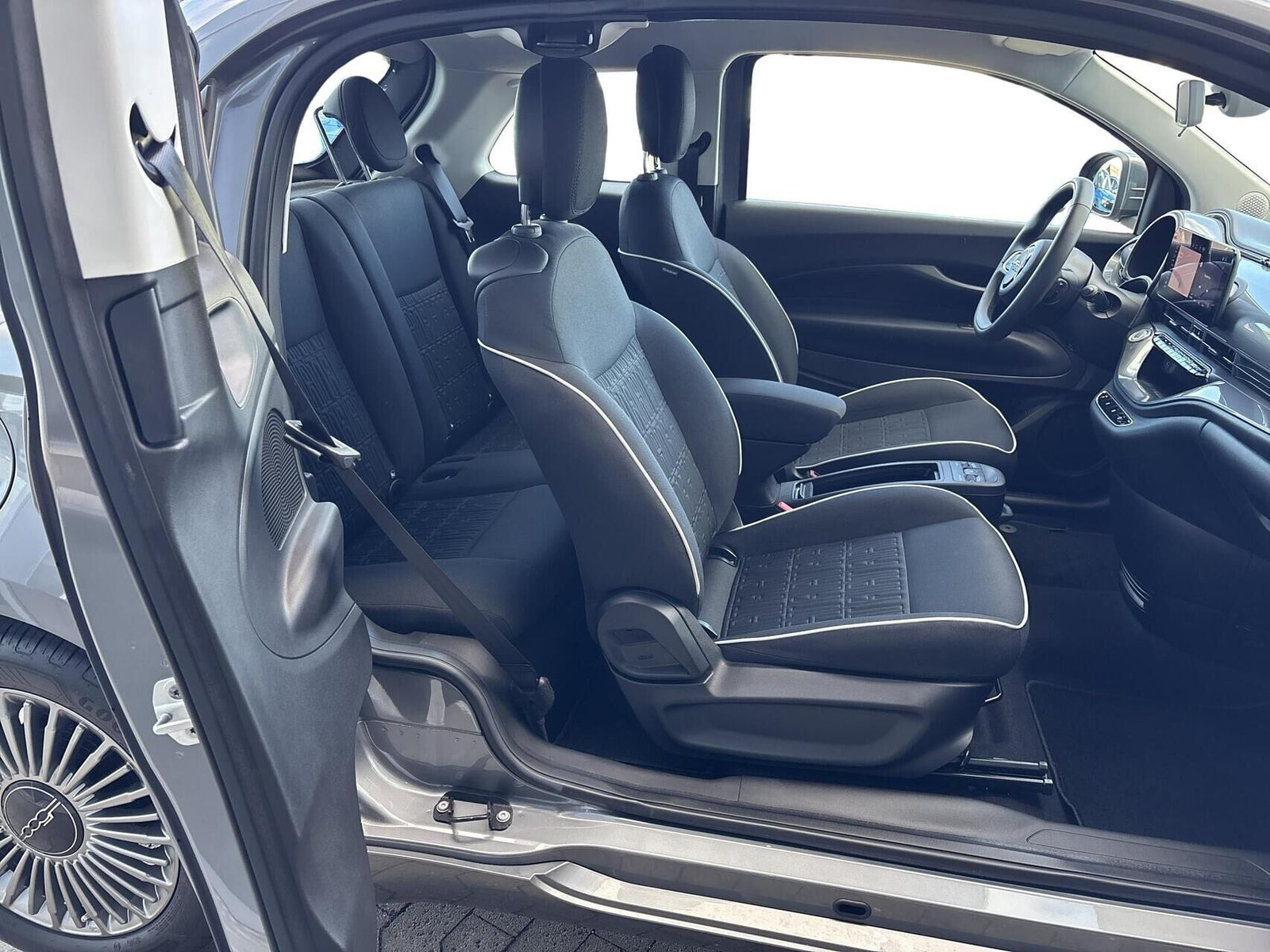 Grå Fiat 500e fra 2023
