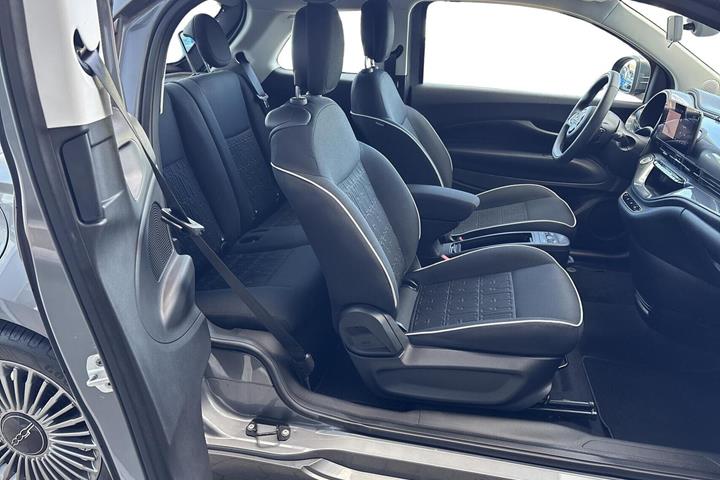 Grå Fiat 500e fra 2023