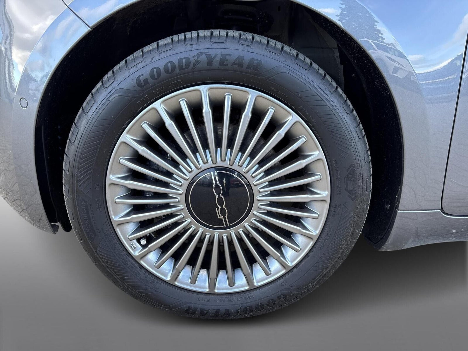 Grå Fiat 500e fra 2023