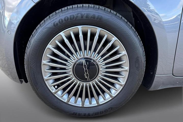 Grå Fiat 500e fra 2023