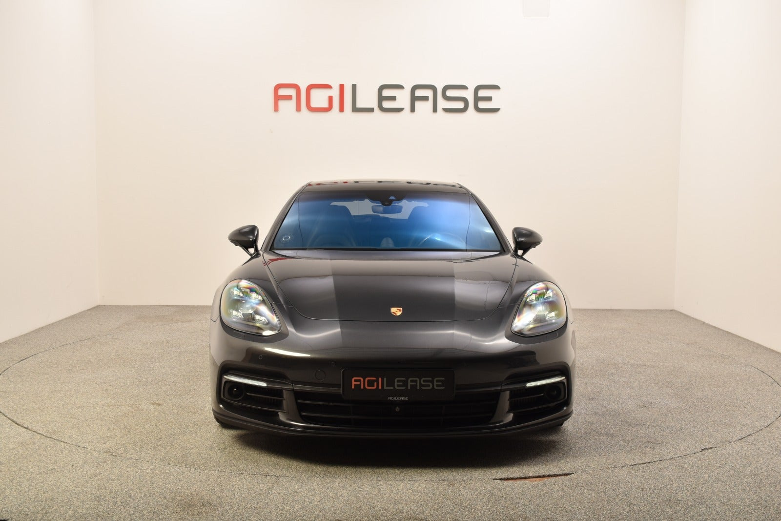Grå Porsche Panamera 4 fra 2018