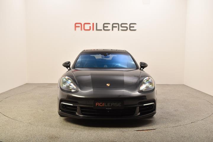 Grå Porsche Panamera 4 fra 2018