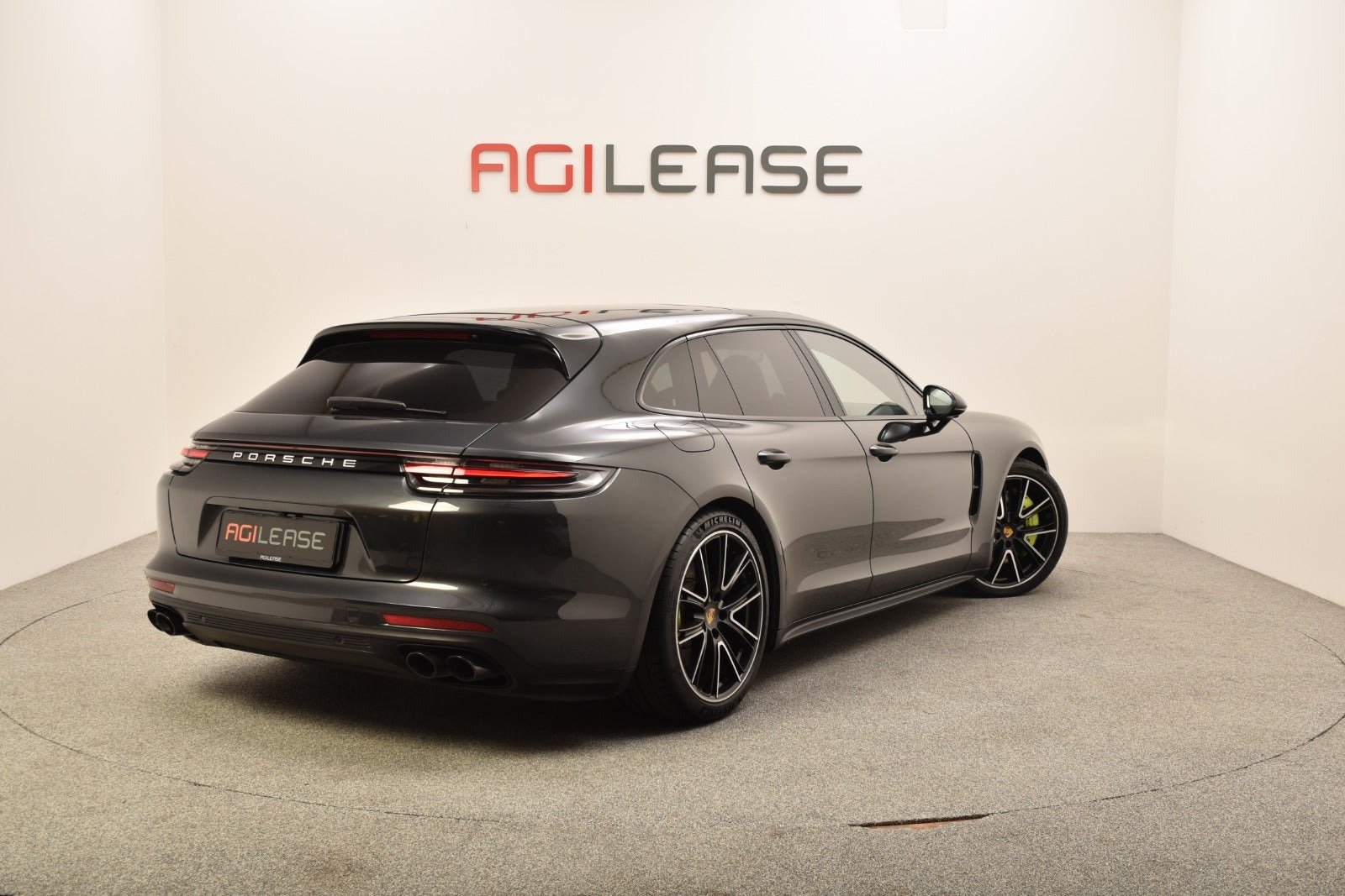 Grå Porsche Panamera 4 fra 2018