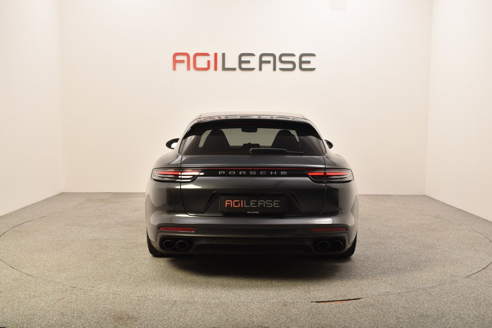 Grå Porsche Panamera 4 fra 2018