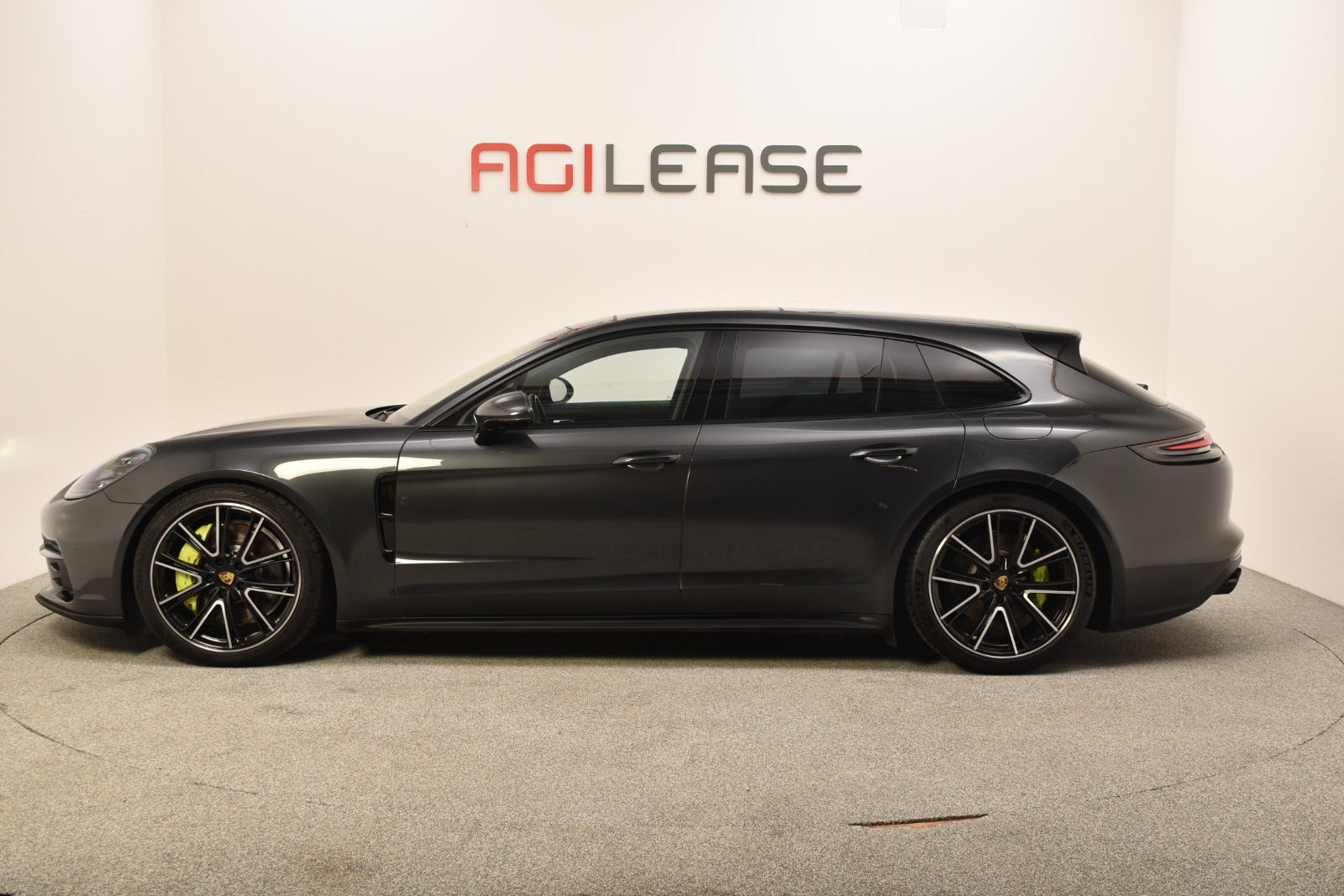 Grå Porsche Panamera 4 fra 2018