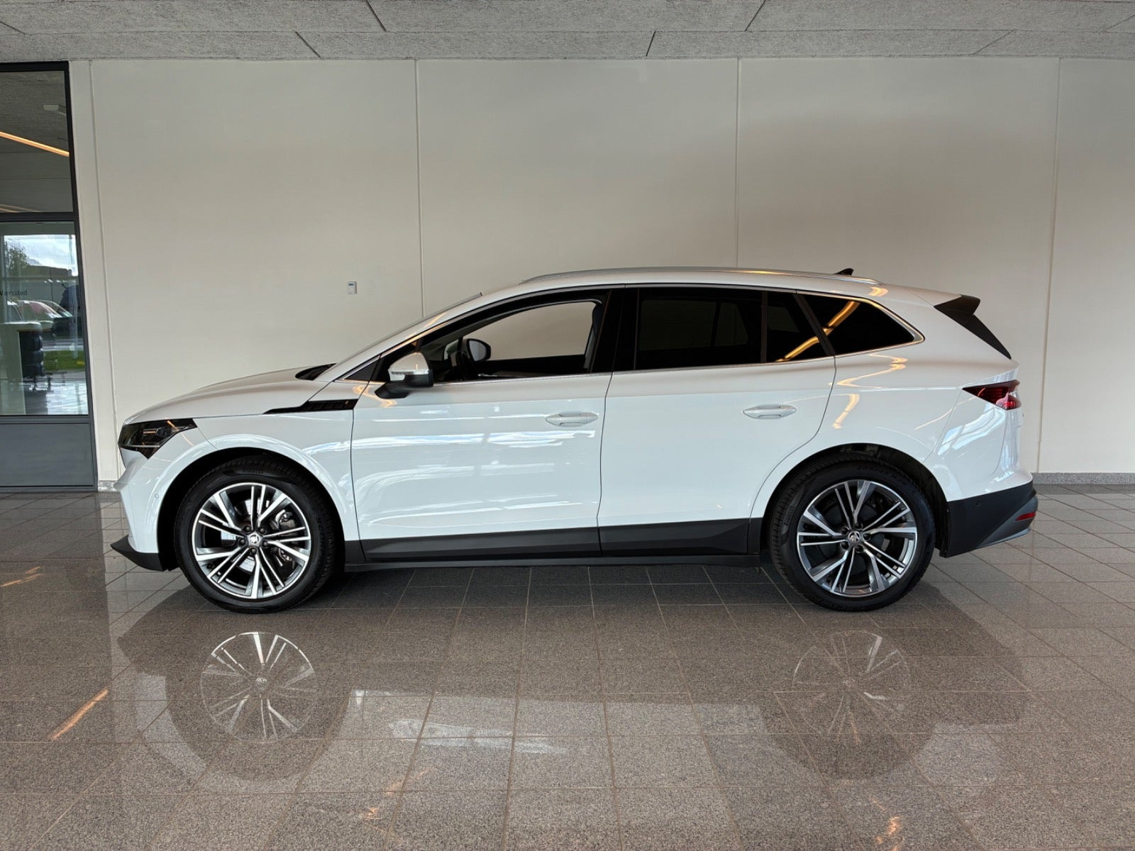 Hvid Skoda Enyaq fra 2022
