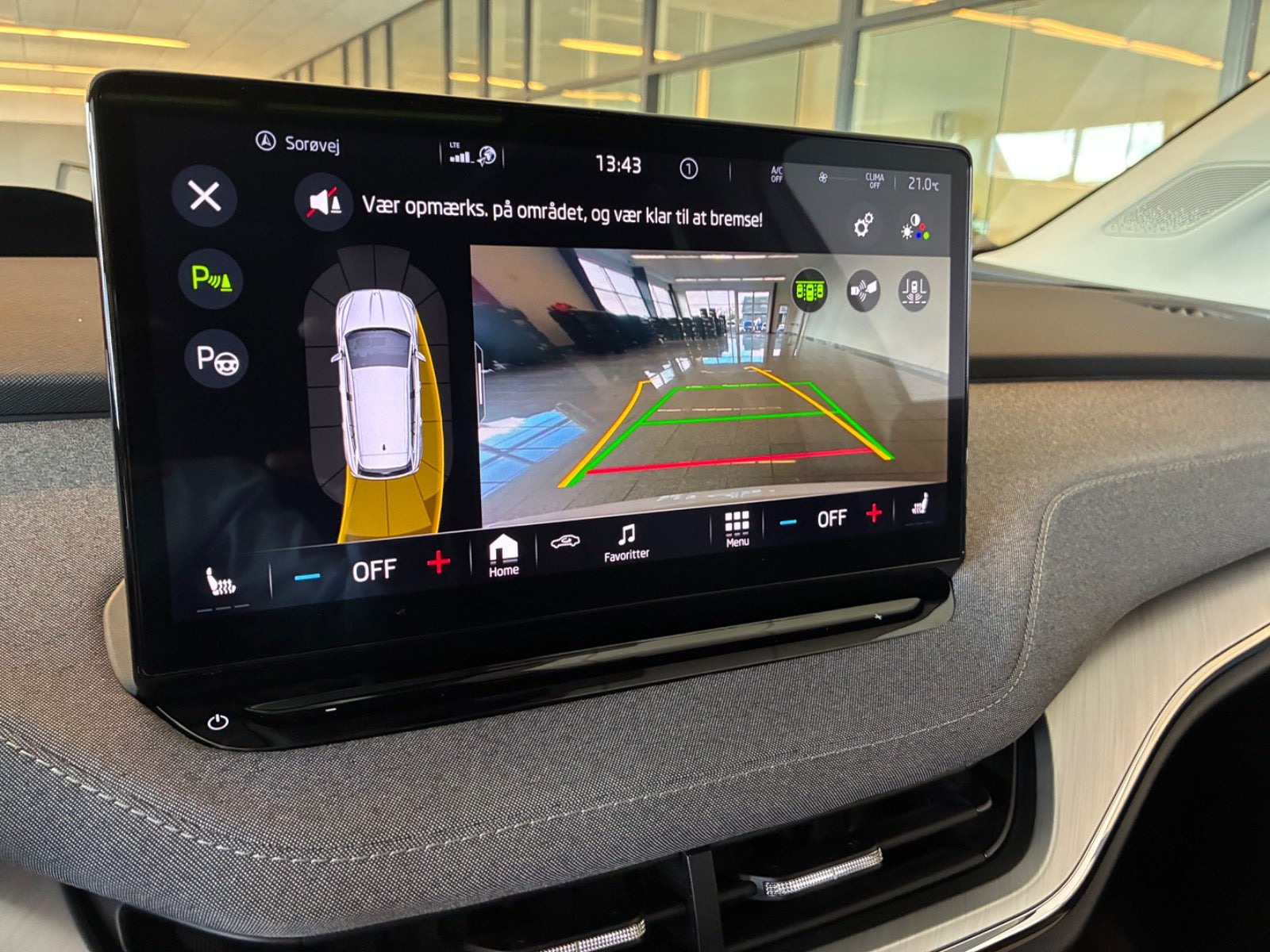 Hvid Skoda Enyaq fra 2022