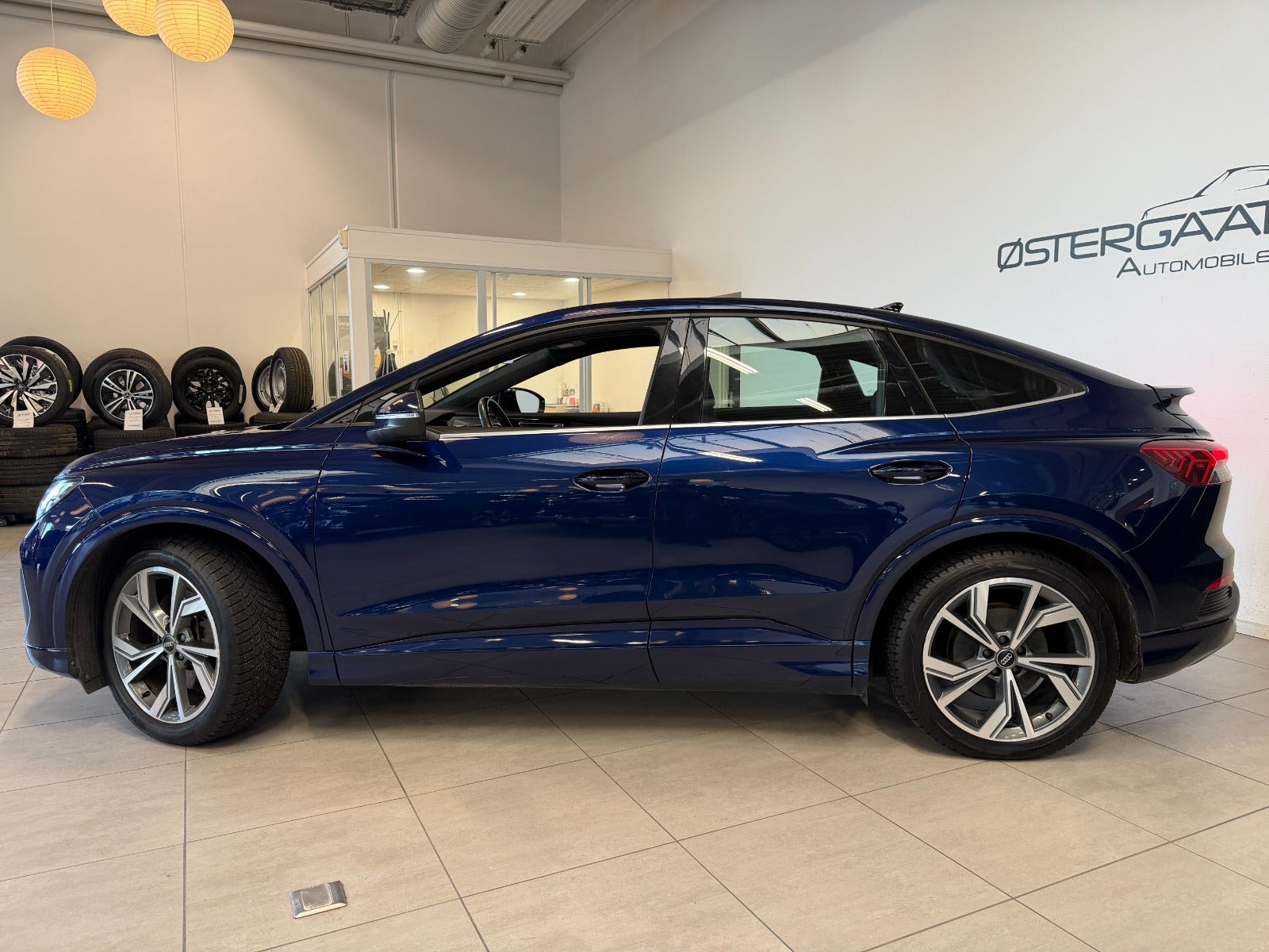 Blå Audi Q4 e-tron fra 2022
