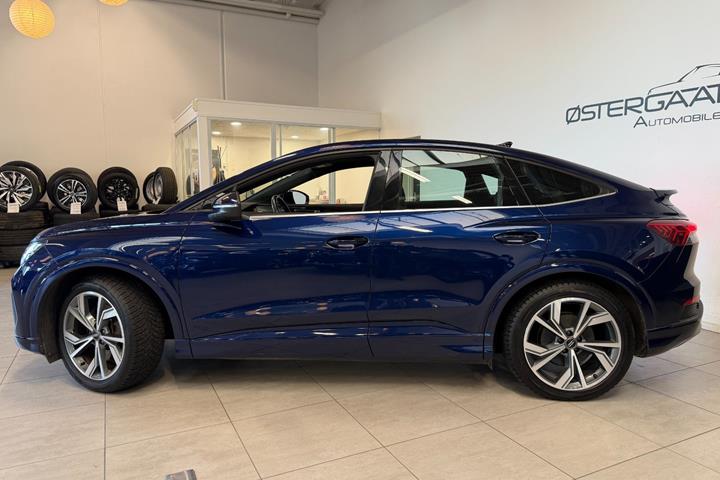 Blå Audi Q4 e-tron fra 2022