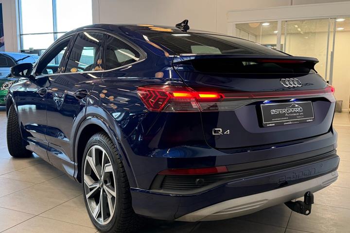 Blå Audi Q4 e-tron fra 2022
