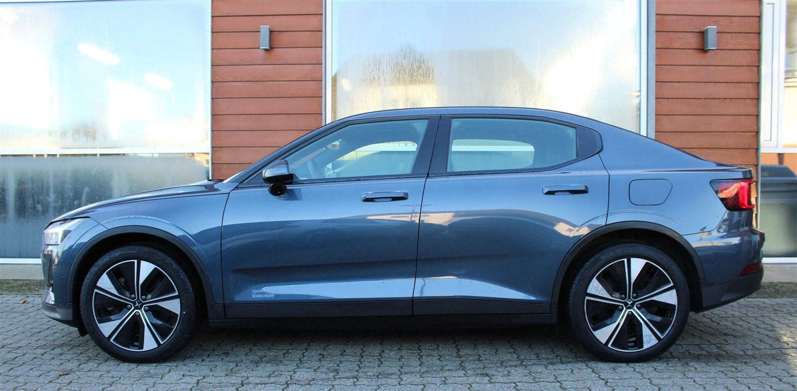 Blå Polestar 2 fra 2024