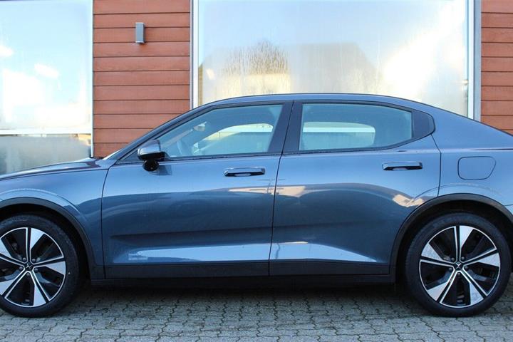 Blå Polestar 2 fra 2024