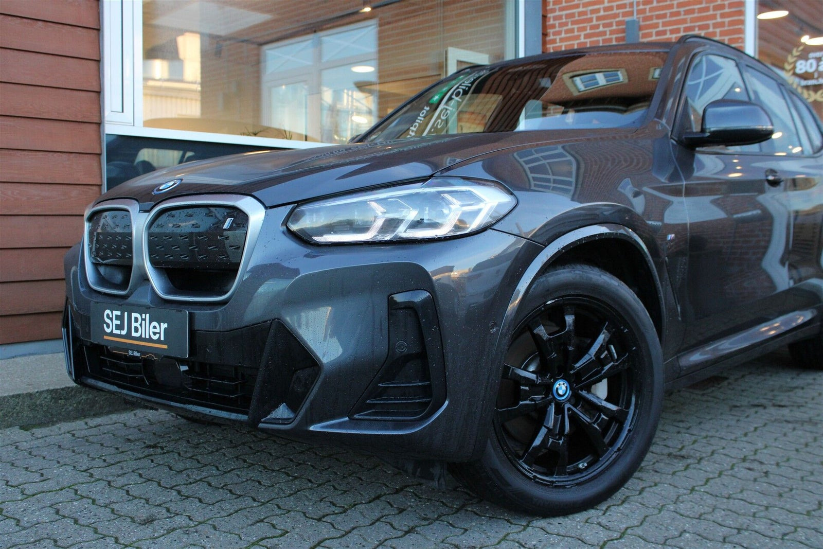 Grå BMW iX3 fra 2024