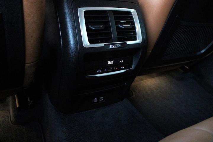 Grå BMW iX3 fra 2024