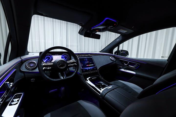 Grøn Mercedes EQE350 SUV fra 2025