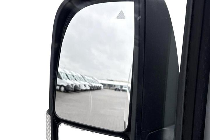 Hvid Mercedes Sprinter 317 fra 2026