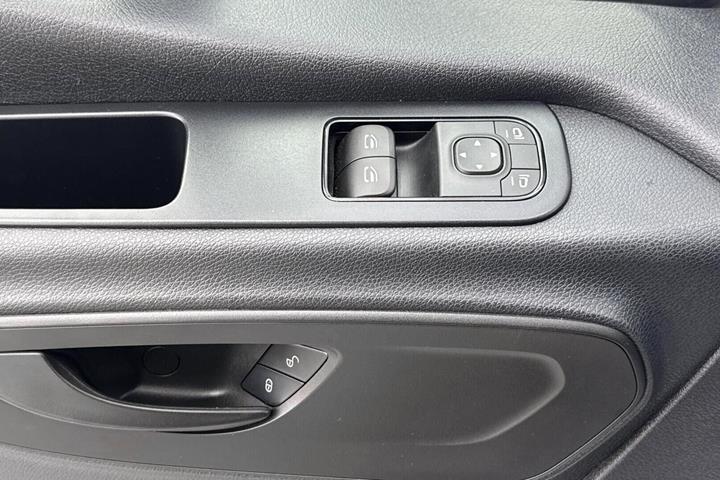 Hvid Mercedes Sprinter 317 fra 2023