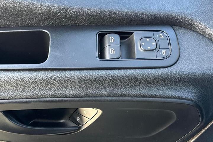 Hvid Mercedes Sprinter 317 fra 2023