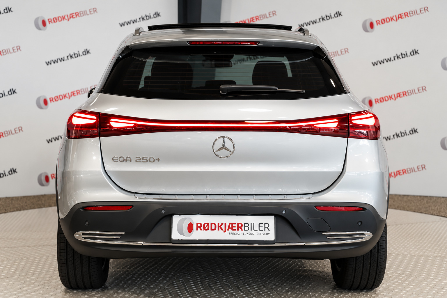 Sølv Mercedes EQA250+ fra 2025