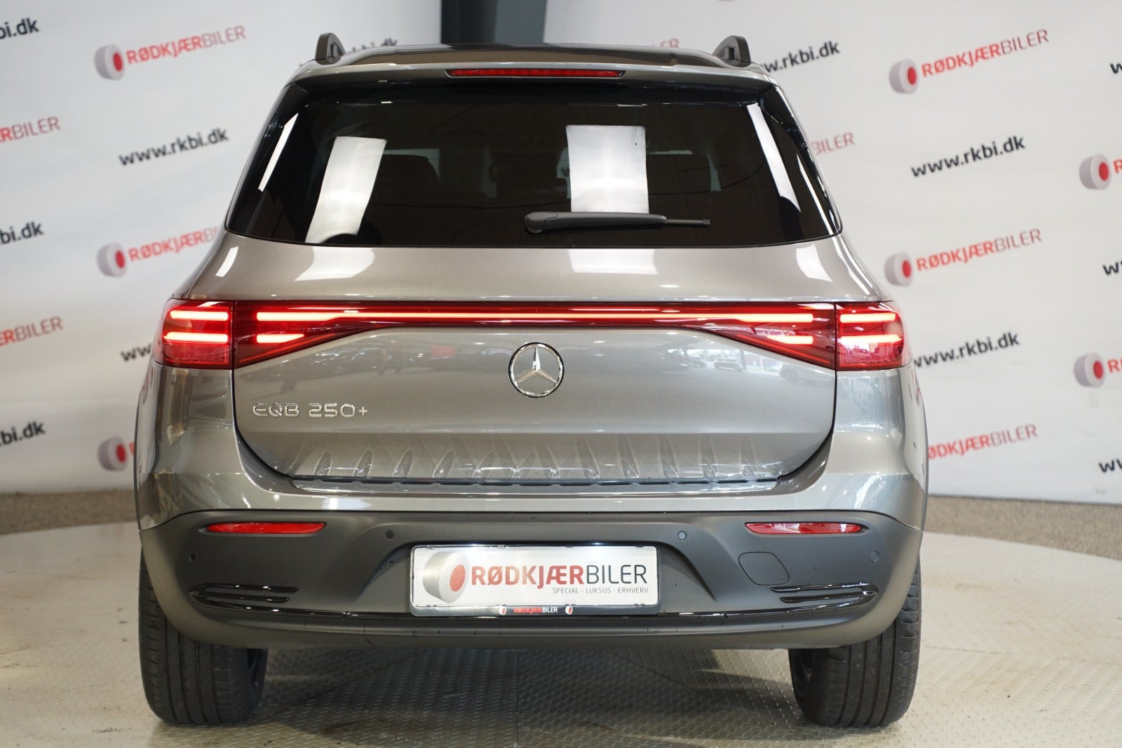 Grå Mercedes EQB250+ fra 2025