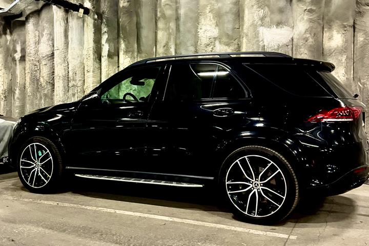 Sort Mercedes GLE fra 2020