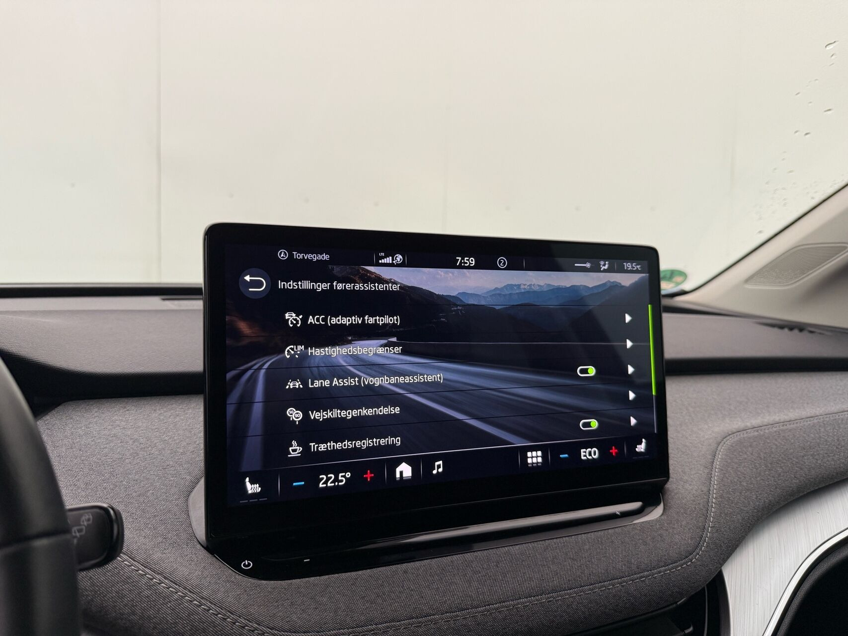 Blå Skoda Enyaq fra 2023