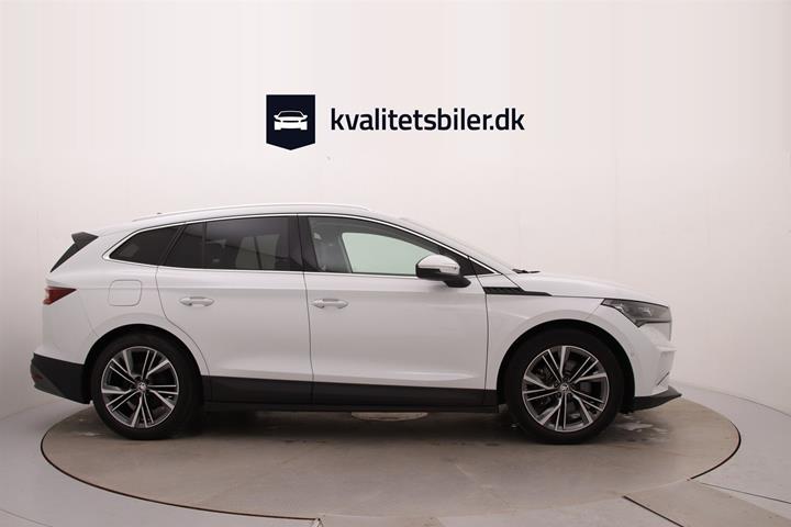 Hvid Skoda Enyaq fra 2022
