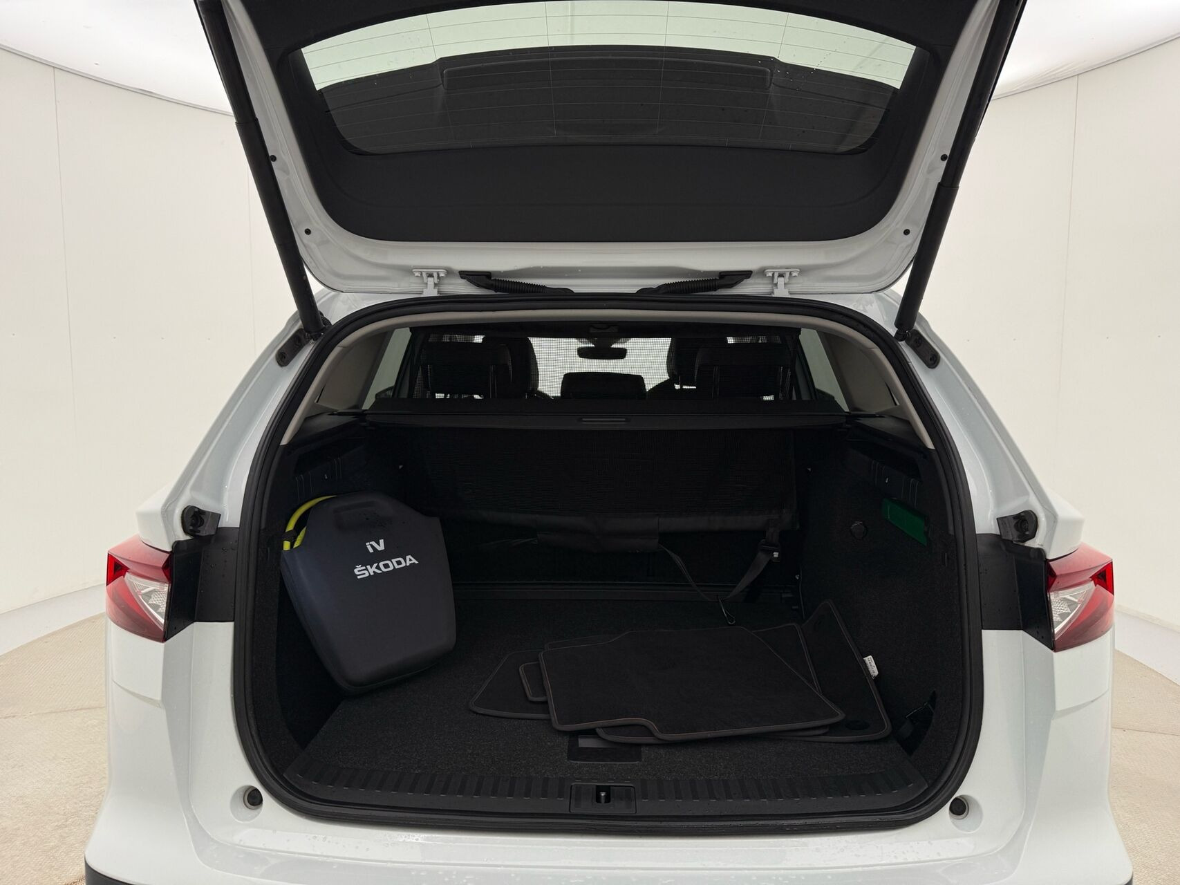 Hvid Skoda Enyaq fra 2022