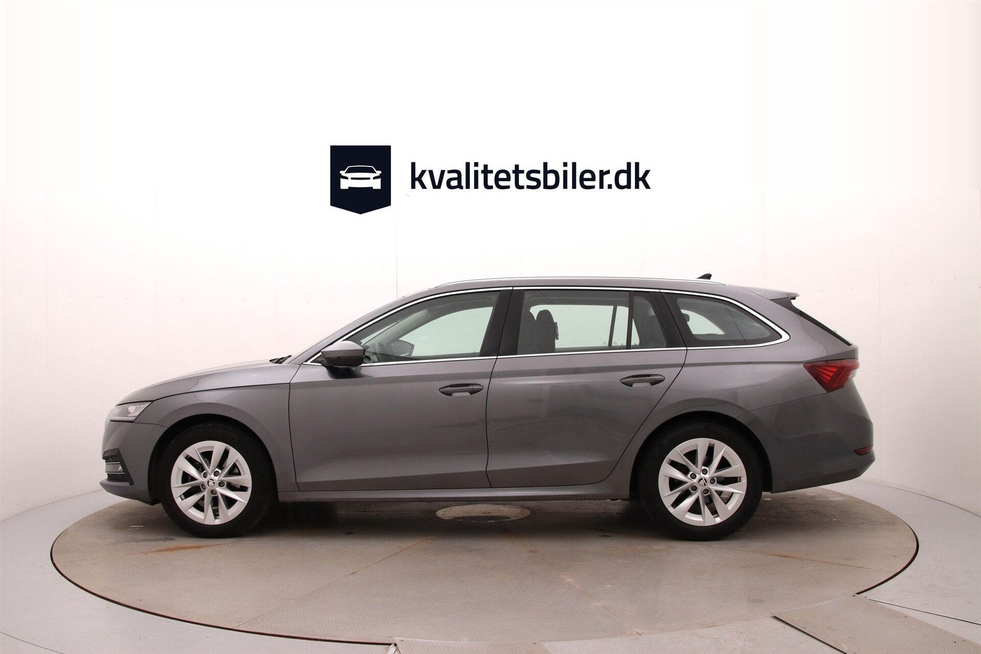 Grå Skoda Octavia fra 2023