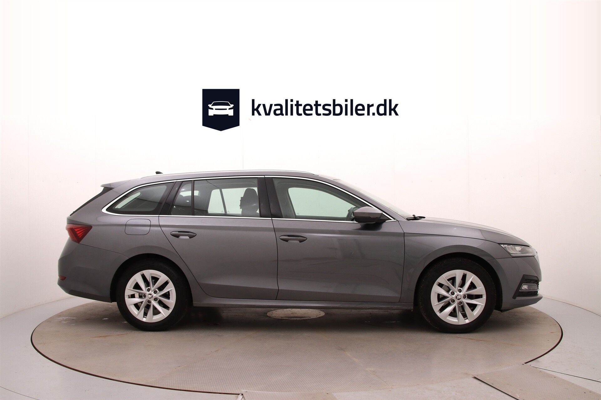 Grå Skoda Octavia fra 2023