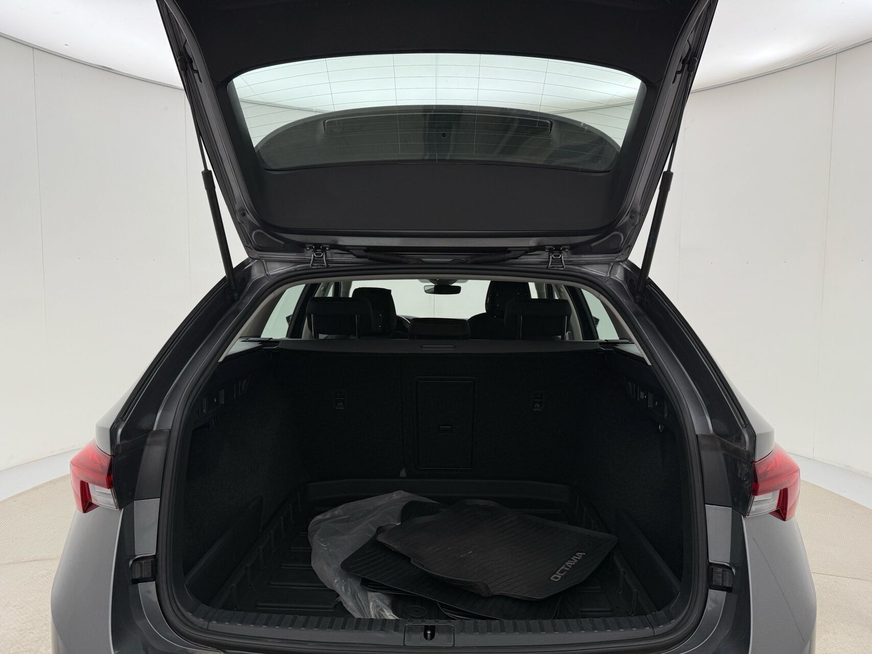 Grå Skoda Octavia fra 2023