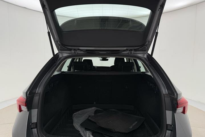 Grå Skoda Octavia fra 2023