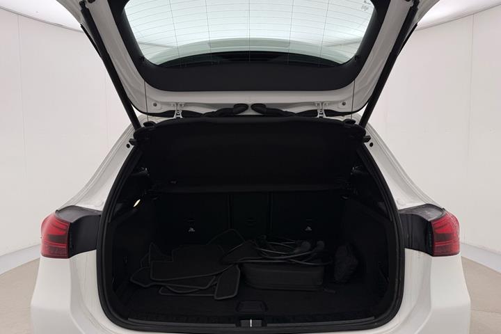 Hvid Mercedes EQA300 fra 2024