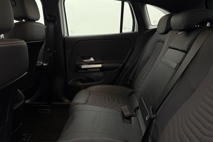 Hvid Mercedes EQA300 fra 2024