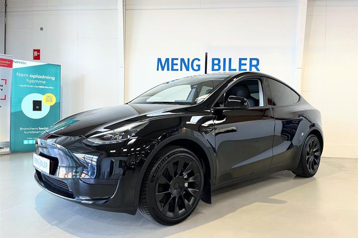 Sort Tesla Model Y fra 2023
