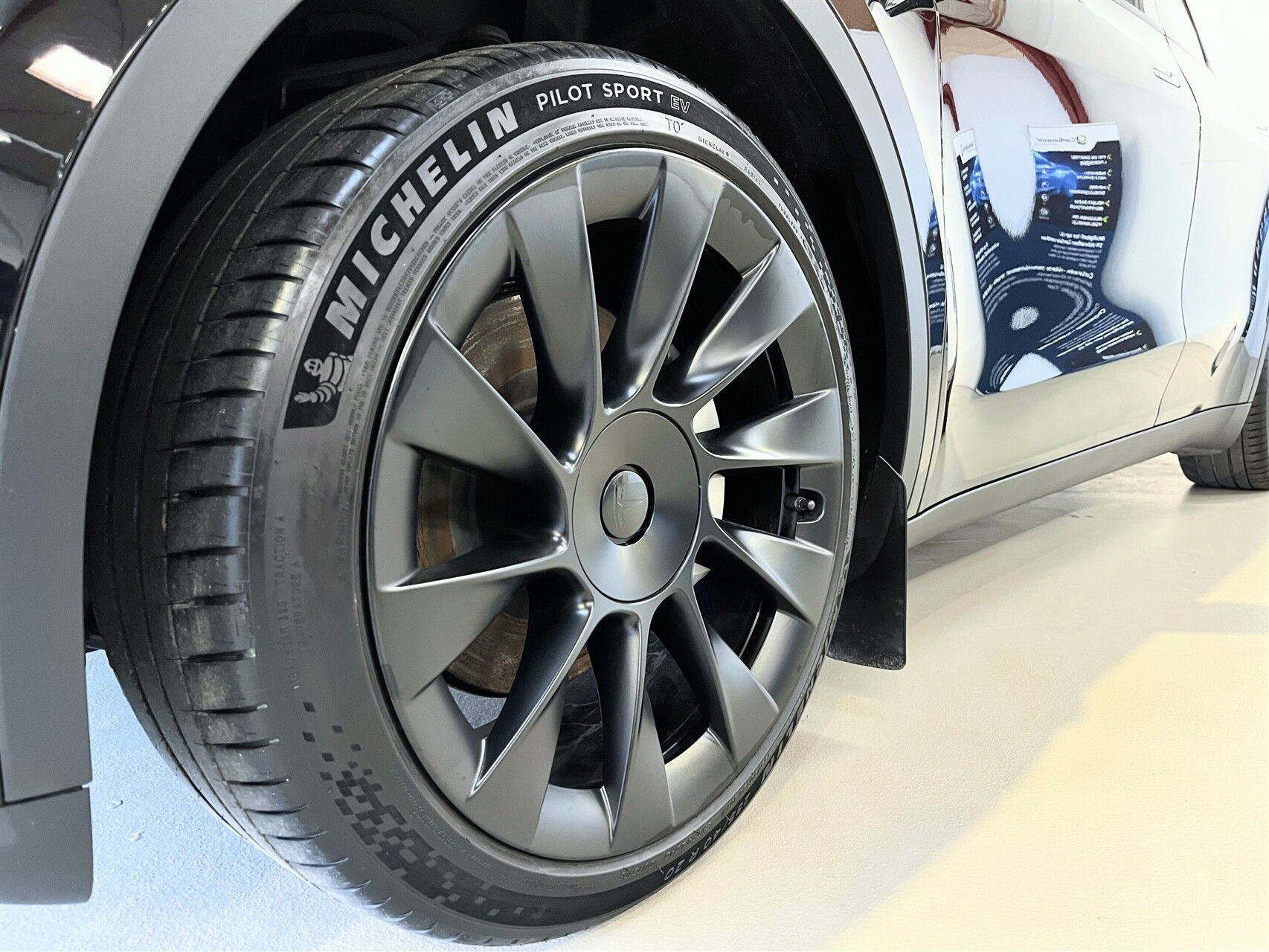 Sort Tesla Model Y fra 2023