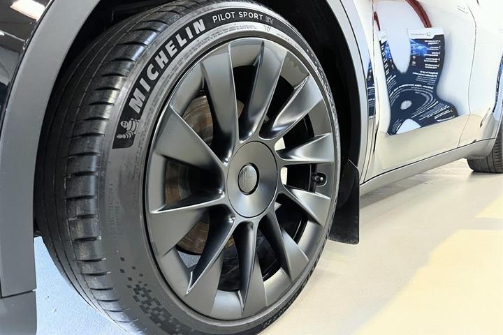 Sort Tesla Model Y fra 2023