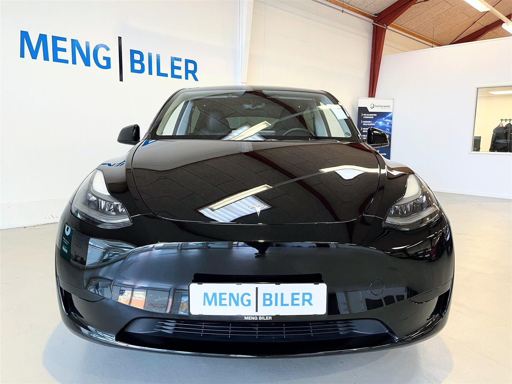 Sort Tesla Model Y fra 2023